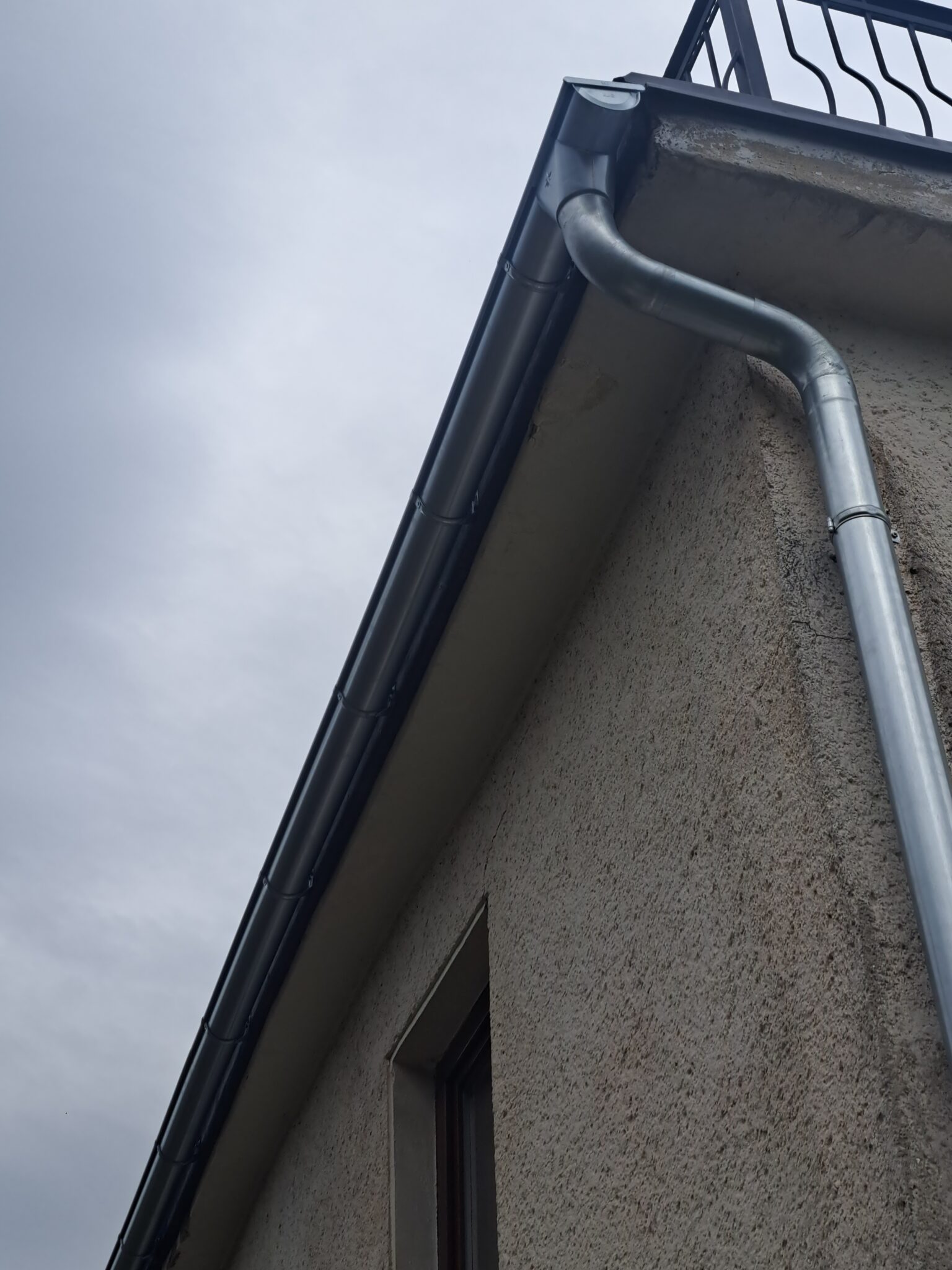 Výmena poškodených odkvapov za nové, kvalitné komponenty.