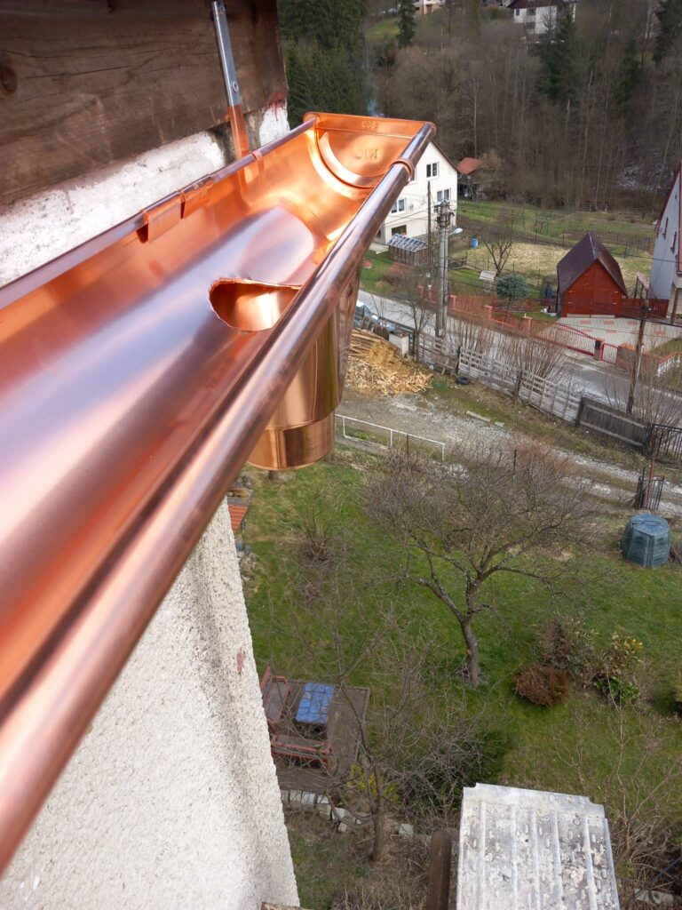 Detail nového odkvapového žľabu po výmene.