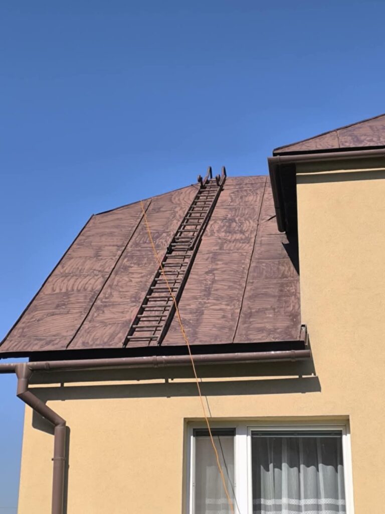 Brúsenie starej strechy pred nanesením nového náteru.