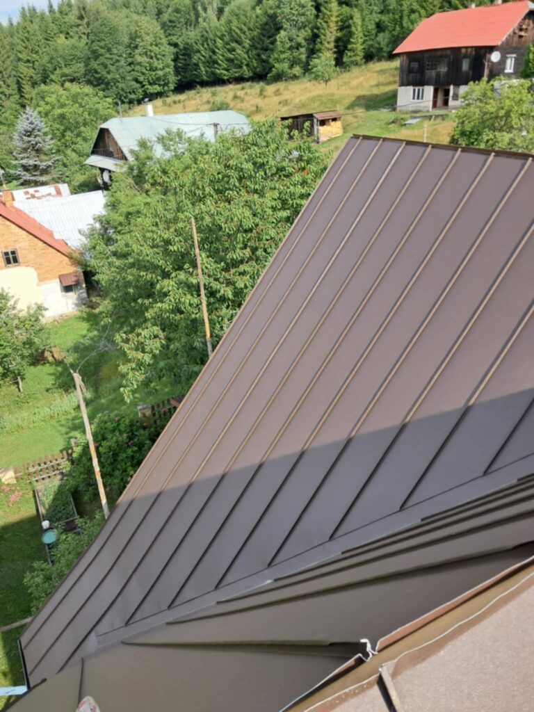 Nová strešná krytina po dokončenej rekonštrukcii strechy.