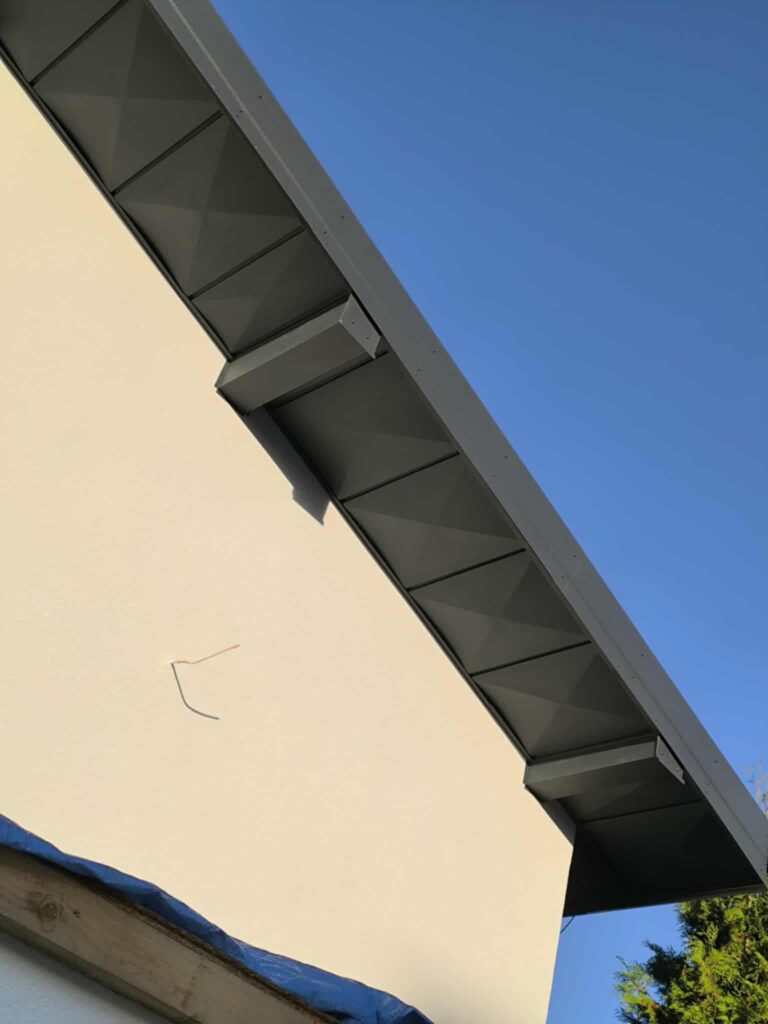 Montáž oplechovania podbitia pre ochranu strešnej konštrukcie.