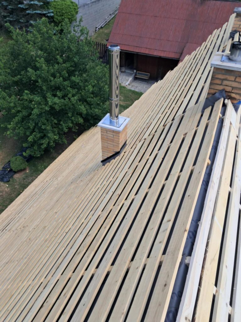 Montáž drevených lát na strešnú konštrukciu rodinného domu.