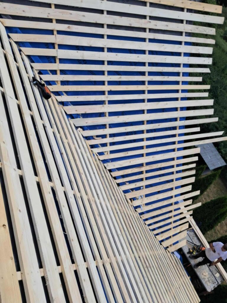 Hotová sústava strešných lát pripravená na montáž krytiny.