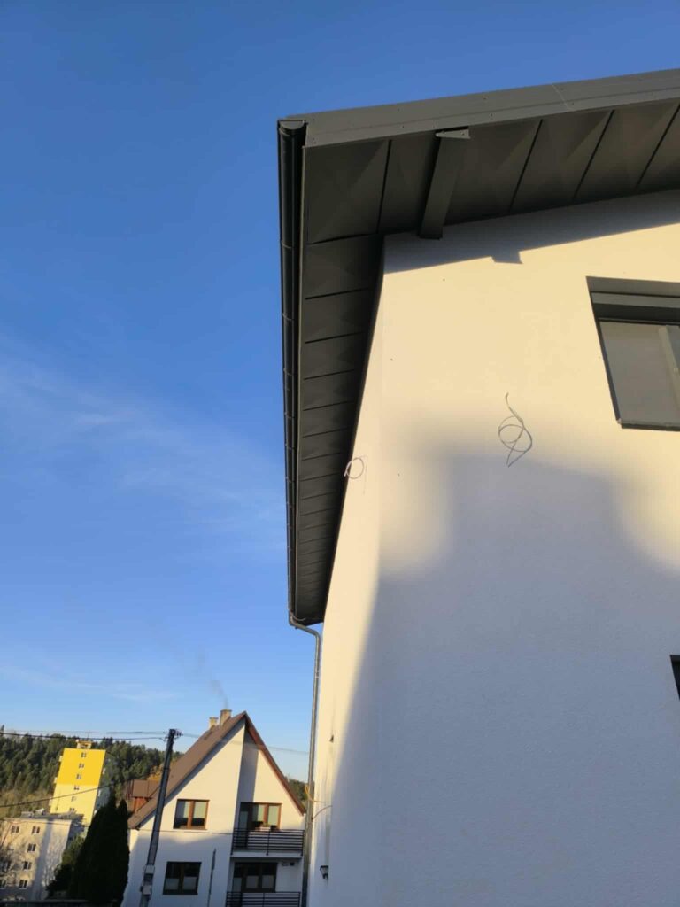 Detail oplechovaného podbitia strechy na rodinnom dome.