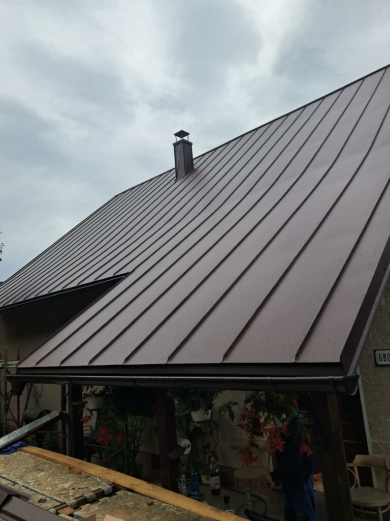 Nová strešná krytina po dokončenej rekonštrukcii strechy.